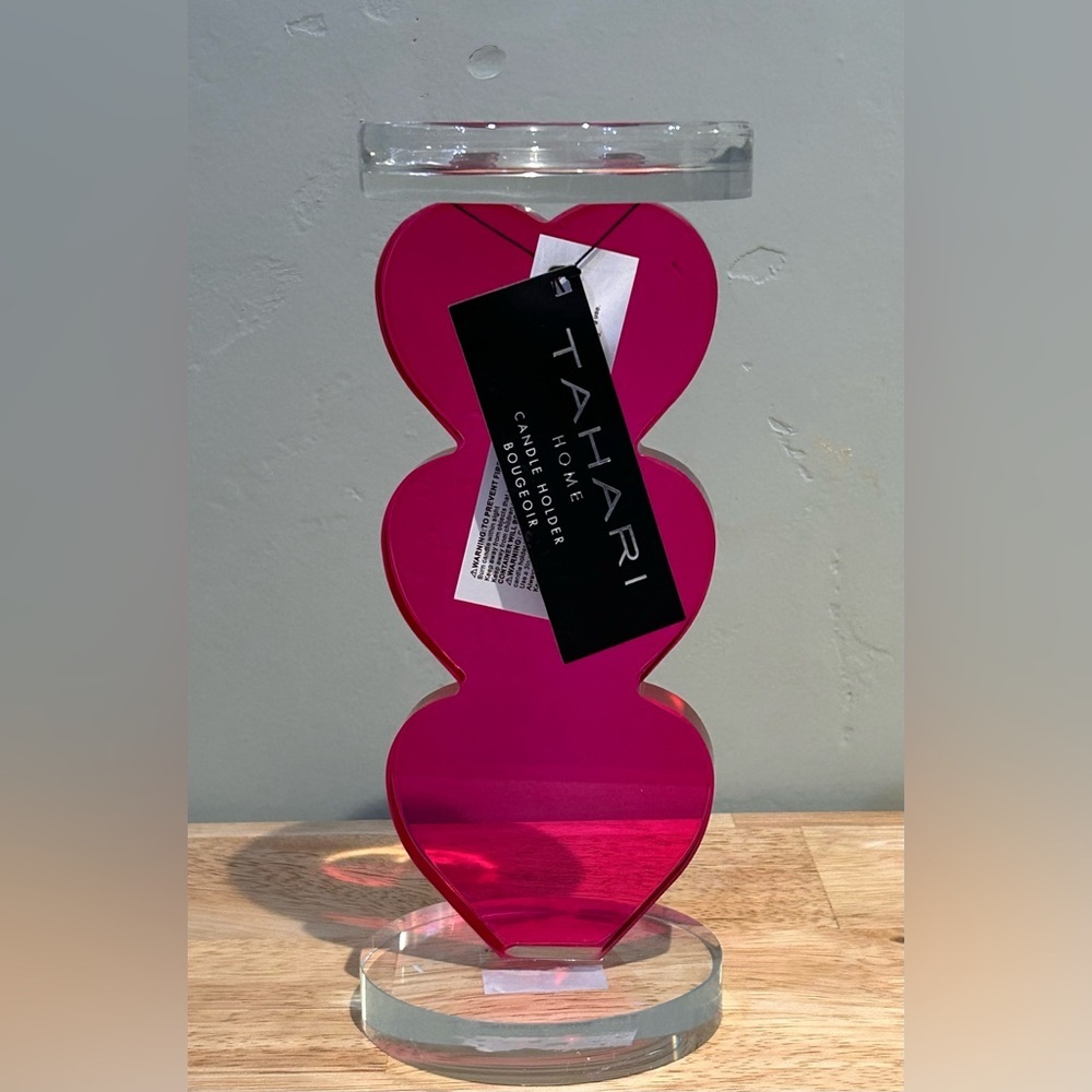 NWTS TAHARI HOME Fuchsia  
Crystal Hearts Candle Holder With Clear Round Base.